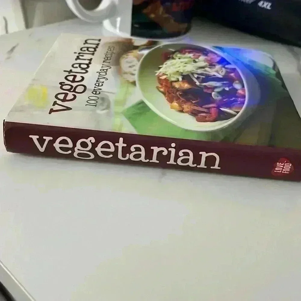 VEGETARIAN 100 everyday recipes cookbook.